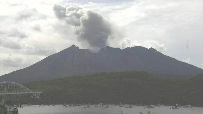 桜島で噴火相次ぐ、午後は噴煙高さ1000mに　降灰は火口から西方向へ【きょう・あすの降灰予報】|TBS NEWS DIG