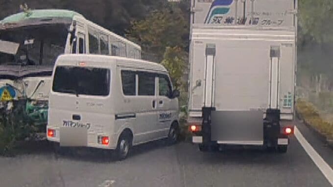 【事故の瞬間】中央分離帯から突如現れた送迎バス ガードレールや対向車と次々とぶつかり…ドライブレコーダーがとらえる　東広島市【こども園送迎バス事故】　|　RCC NEWS | 広島ニュース | RCC中国放送