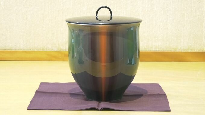 先代が使わなかった「赤」を取り入れた「九谷五彩」…九谷焼　四代德田八十吉展　|　BSSニュース | BSS山陰放送