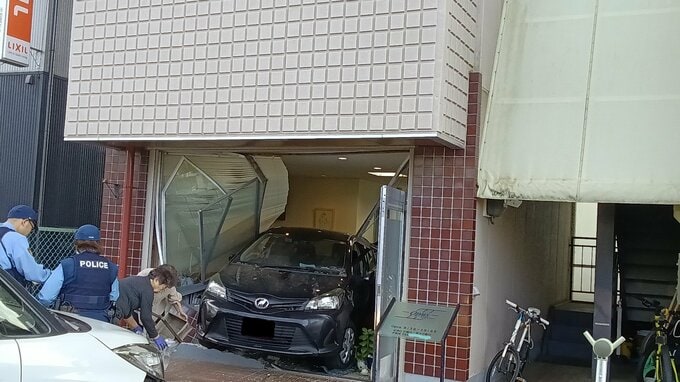 車が美容院の入り口を突き破って店の奥へ　店主が駐車に手間取っている客に代わって車を動かす　けが人なし　盛岡市|TBS NEWS DIG