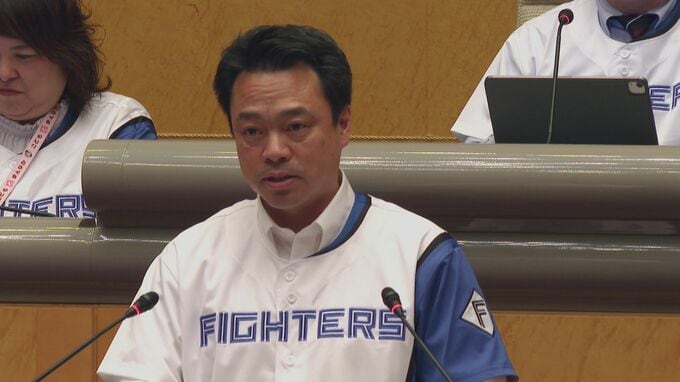 ファイターズ2軍施設誘致へ「オール苫小牧」をアピール　市議らがユニフォーム着用し議会へ　金澤俊市長「この熱意を球団に届けて誘致にチャンレンジ」|TBS NEWS DIG