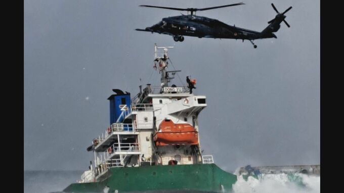 座礁したままの貨物船 乗組員13人をヘリコプターで救助　非常用発電機が停止 船の移動は難航　富山　|　富山県のニュース｜チューリップテレビ
