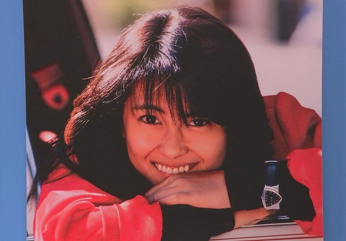 中山美穂さん・お別れの会】 会場にゆかりの品 工藤静香さんとの腕相撲