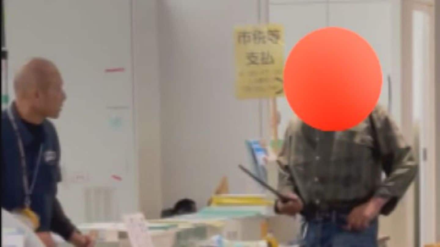 刃物振り回す“緊迫映像” 「死んでやる」と“灯油”かぶって火をつけた62歳男 全身やけどで治療のため釈放 愛知・高浜市役所