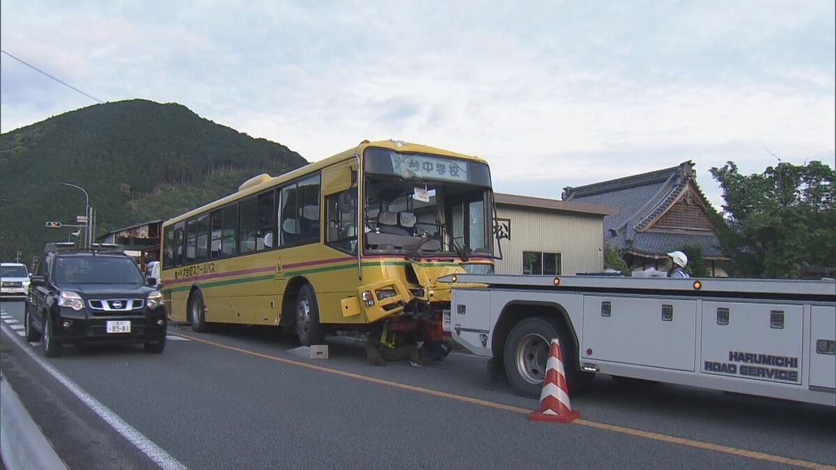 中学校のスクールバスが転落 運転手（70）を搬送 ろっ骨骨折の疑い 生徒送迎後に中学校へ戻る途中か　三重・大台町