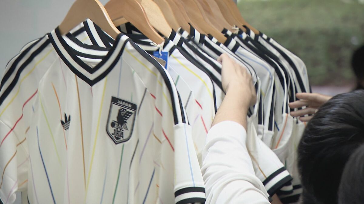 サッカーW杯が開幕 名古屋駅前に期間限定ストアがオープン 人気は日本代表アウェイ用のユニフォーム 元日本代表の城彰二さんも訪れ後輩選手にエール