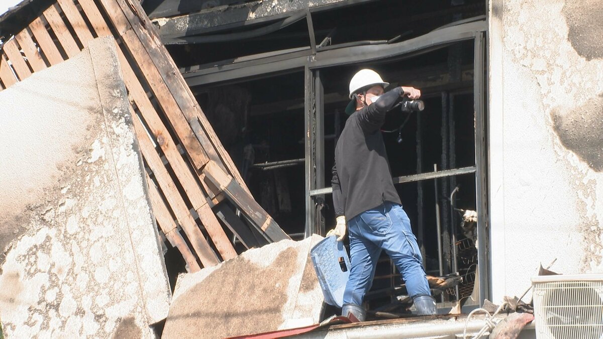 郵便局２階の住居部分焼け女性の遺体発見　実況見分で出火原因調べる