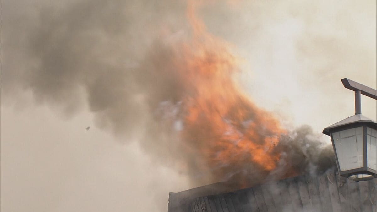 「建物が燃えている」とアスファルト舗装をしていた業者から119番 2階建て住宅が全焼 ｢舗装作業で出た火が住宅に燃え移った｣という通報 愛知･豊橋市