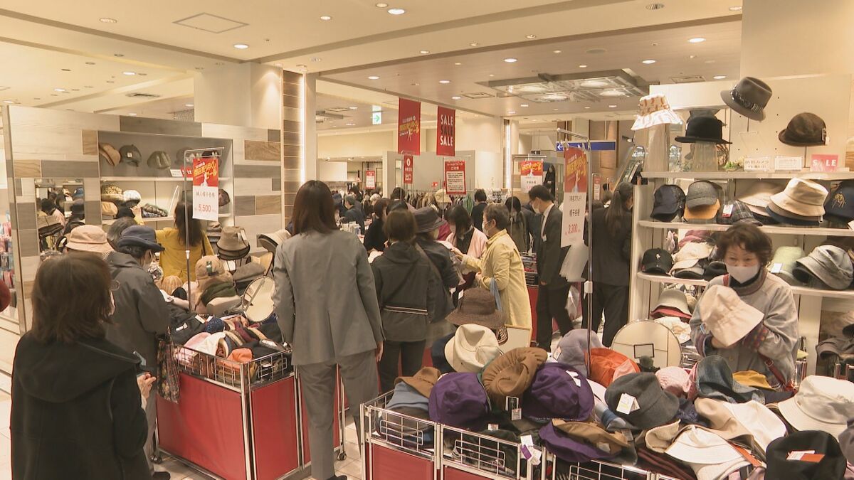 閉店前日の名鉄百貨店 買い物客も長年働く従業員も別れを惜しむ…隣の近鉄パッセでも “お別れメッセージ”で壁や床が埋め尽くされる