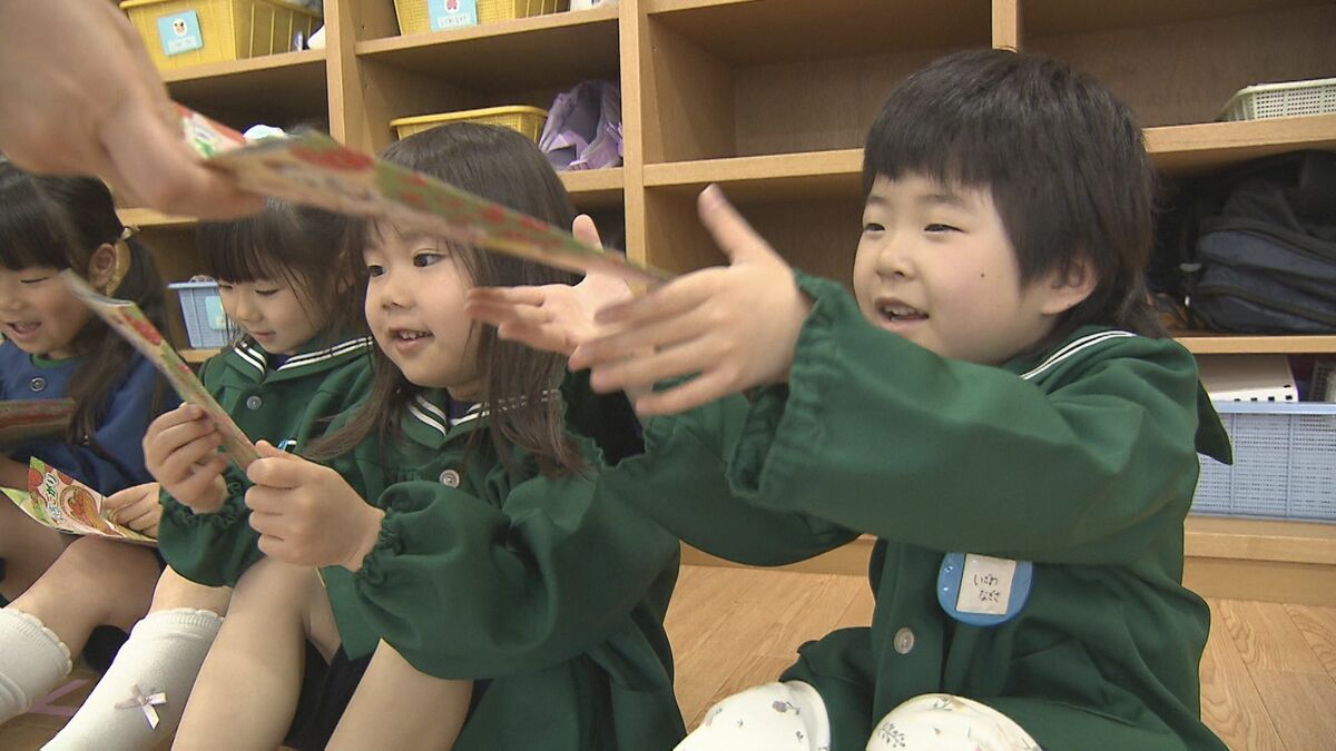 「車とか気をつける」園児に交通安全絵本を贈呈　大分