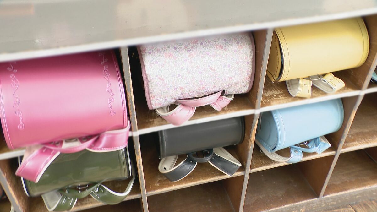 “令和生まれ”の新1年生 こだわりは｢星やバラ柄｣ 個性豊かなランドセルを背負い初登校 名古屋の市立小学校で入学式