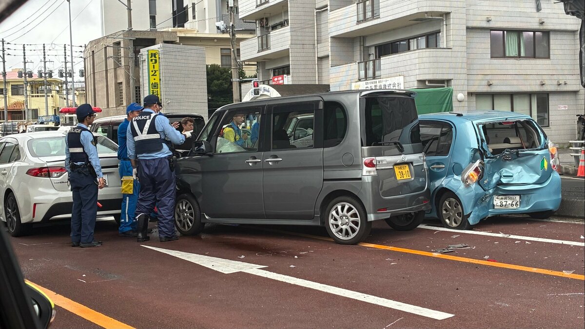 信号待ちの車に追突　5台が絡む多重事故で4人搬送　宜野湾市の国道330号