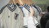 サッカーW杯が開幕 名古屋駅前に期間限定ストアがオープン 人気は日本代表アウェイ用のユニフォーム 元日本代表の城彰二さんも訪れ後輩選手にエール|TBS NEWS DIG
