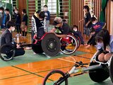 小学生が大会で使用したレーサーに乗車「大分国際車いすマラソン」出場選手と交流 | 大分のニュース|OBS NEWS|大分放送