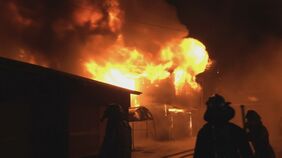 「火柱がすごい」と通報 両津港近くの住宅密集地で火事 少なくとも9棟焼ける 70代男性がのどにやけど訴え搬送 新潟・佐渡市|TBS NEWS DIG