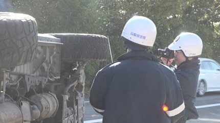 朝の国道 車2台が正面衝突 ワンボックスカーが横転 軽乗用車は前輪