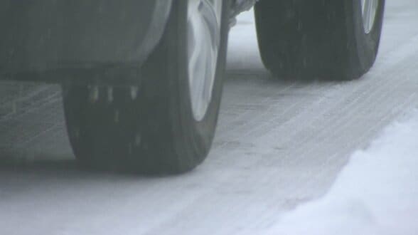 「雪道に抜け道なし」新春寒波で九州北部・東日本・西日本で大雪のおそれ、Uターンラッシュ直撃か　スタッドレスの“落とし穴”と雪道脱出の秘策　|　富山のニュース｜天気・防災｜チューリップテレビ