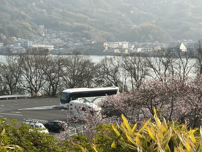 「あんまり休みのない大人たちにも楽しんでもらえるように」　高校生が企画したバスツアー”春のほろ酔い気分旅”開催　広島|TBS NEWS DIG