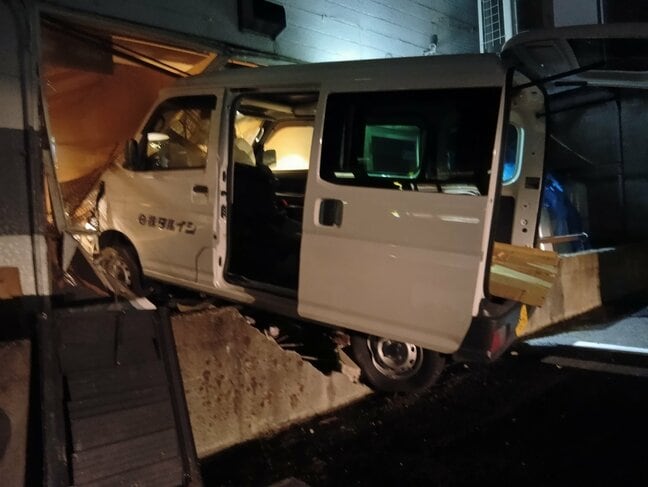 【速報】壁に”刺さる車”…山形市江俣の飲食店に車突っ込む　運転手と客1人が救急搬送|TBS NEWS DIG
