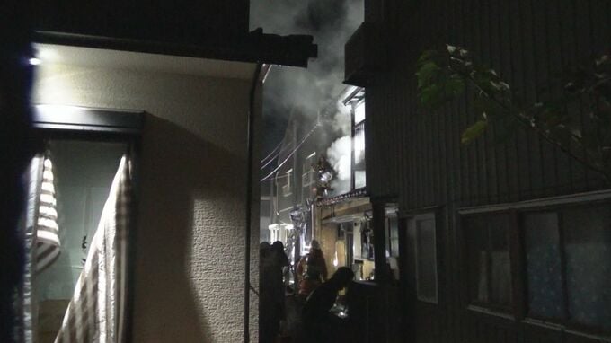 未明に木造長屋燃える火事 焼け跡から女性とみられる1人の遺体見つかる 金沢市　|　石川県のニュース｜MRO北陸放送
