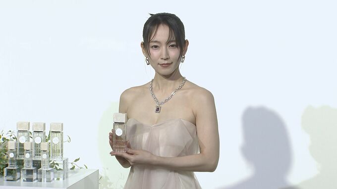 【 吉岡里穂 】　総額約７９００万円ジュエリー身に着け登壇　「特別な場所に行きたい」|TBS NEWS DIG