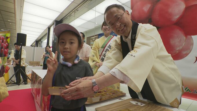 石川県の高級ぶどう「ルビーロマン」200人に無料配布 1粒ですが…瞬く間になくなる スイーツフェアも始まります 知事がトップセールスで魅力発信|TBS NEWS DIG