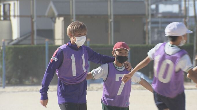 ルヴァン杯Vのサンフレッチェ　小学校20校に20選手が訪問　満田誠選手も　3年ぶりのふれあいに児童たち笑顔　|　RCC NEWS | 広島ニュース | RCC中国放送