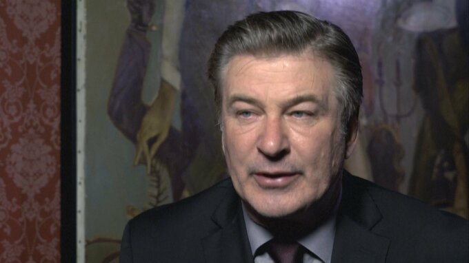 撮影現場の発砲で2人死傷　米俳優アレック・ボールドウィン氏を過失致死罪で起訴