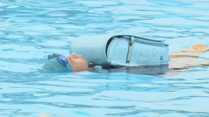 「ウイテマテ」水の事故に遭ったら慌てずに 紫雲丸沈没事故学ぶ小学生ら 着衣泳を体験 | BSSニュース | BSS山陰放送