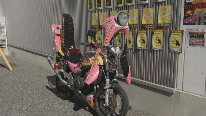 改造バイクに2人乗り　無免許で軽ワゴン車に追突し運転手の男性けがさせた疑い　20歳男逮捕|TBS NEWS DIG