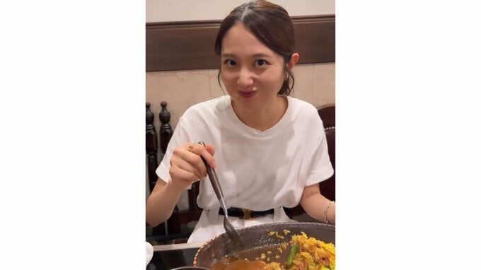 【 藤江萌 】　「夏ってすんごいカレー食べたくなる」真っ白コーデでカレーを堪能「絶対カレー食べる服装じゃない」|TBS NEWS DIG
