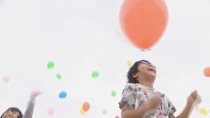 花の種を添えた風船 空高く・・・小学生「人権の花」バルーンリリース　山口|TBS NEWS DIG