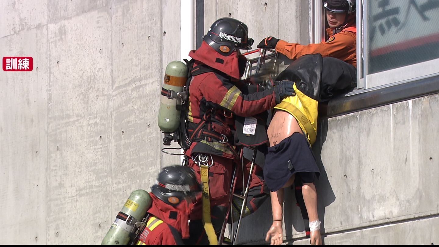 人命救助を専門に行う特別救助隊の訓練「住宅の2階から出火」を想定