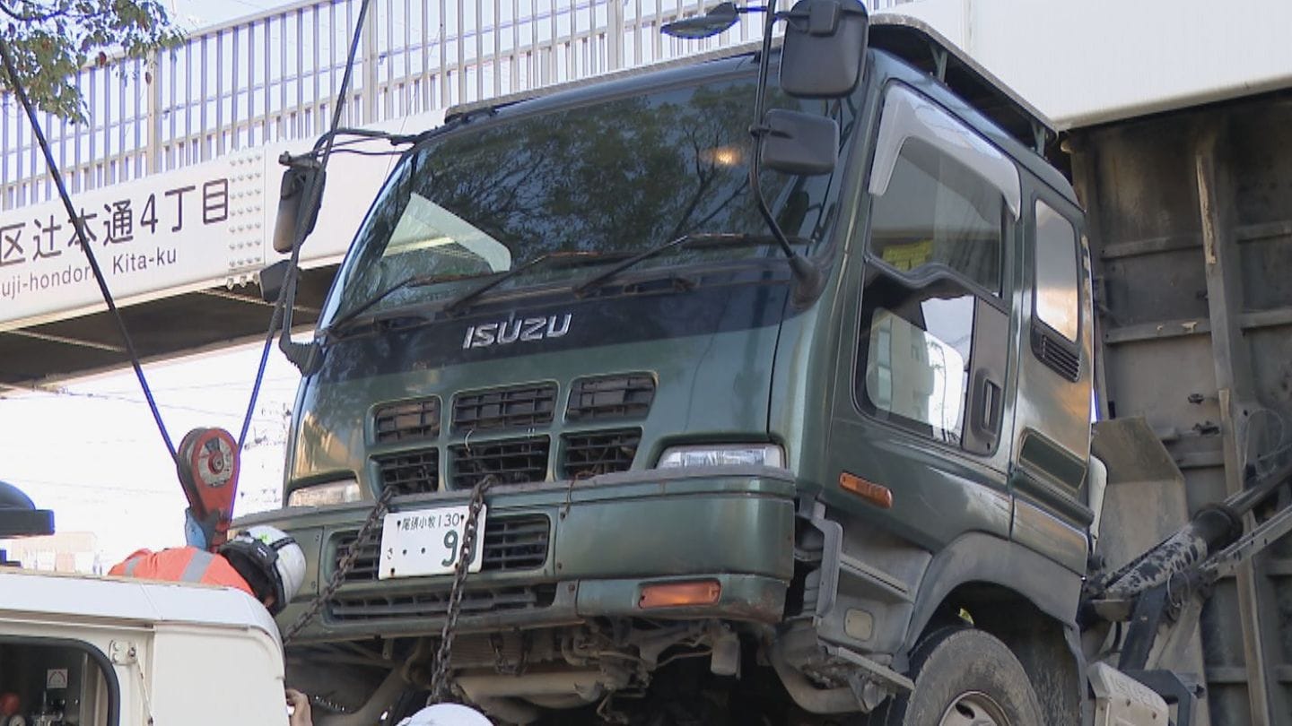 ダンプカーの荷台部分が歩道橋に突き刺さる「ドーンって音がした 