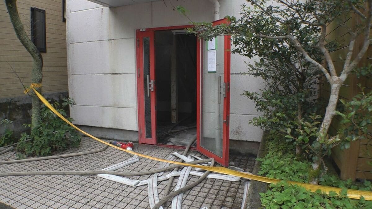 未明のアパート火災　住人男性(65)が2階ベランダから転落、頭にけが　鹿児島・奄美市