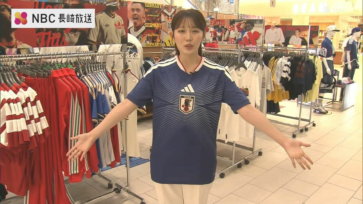 W杯開幕】日本代表ユニフォームで応援＆普段着にも アミュプラザ長崎に