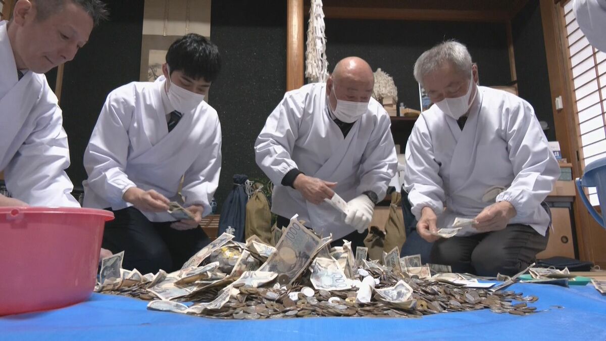 初詣の“さい銭”を数える「かます開き」 氏子らが紙幣と硬貨に仕分け 三が日の参拝客は雪の影響で見込みより少なく 岐阜・高山市の飛騨一宮水無神社