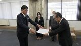 高橋戒隆氏の死去で繰り上げ当選 岡山県議に当選の遠藤康洋氏に当選証書 |TBS NEWS DIG