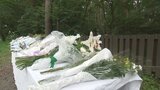 安倍元総理に最後の別れ 鳴沢村の別荘には献花台 大勢の人が花を手向ける|TBS NEWS DIG