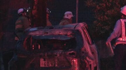 いつ爆発するか…」足元から火 炎上する車から意識朦朧の運転手を