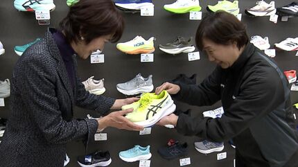 有森裕子 直筆サイン入りシューズ 使わなくなったランニングシューズ」贈呈式 有森裕子さんがカンボジア