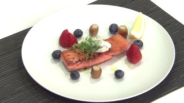 簡単【わっちtheキッチン】秋の夜長はおうちフレンチ！「海峡サーモンのムニエル　旬のフルーツ添え」白ワインと共に　|　青森のニュース│ATV NEWS│青森テレビ