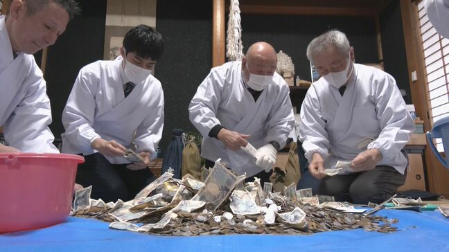 初詣の“さい銭”を数える｢かます開き｣ 氏子らが紙幣と硬貨に仕分け 三が日の参拝客は雪の影響で見込みより少なく 岐阜・高山市の飛騨一宮水無神社|TBS NEWS DIG