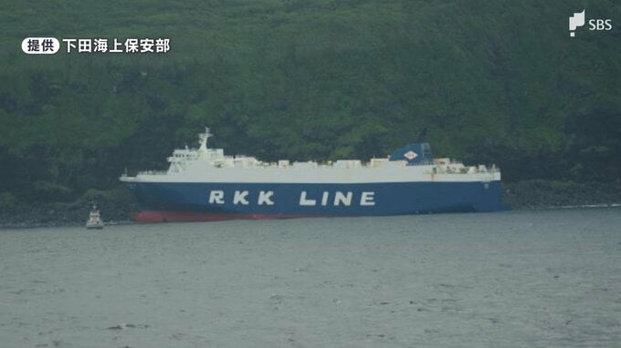 貨物船が東京・利島の岩場に座礁 乗組員にけがなし、油の流出なし 船底の一部区画が浸水 自力での離礁は困難＝下田海上保安部|TBS NEWS DIG