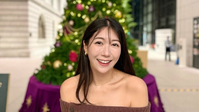 【 穂川果音 】 「街中のイルミネーションがさらに増えるのワクワクしちゃうね」　クリスマスツリー前でのオフショットを公開|TBS NEWS DIG