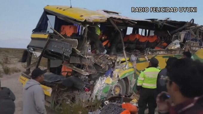 ボリビア バス2台絡む衝突事故で37人死亡　有名観光地「ウユニ塩湖」から5キロ