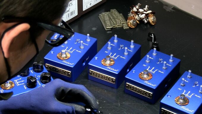YOASOBIのサポートG.“AssH” 絶賛「民家の2階から世界中のギタリストに」孤高のペダルビルダーが生み出す青い箱　|　岡山・香川のニュース | 天気 | RSK山陽放送