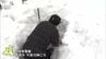 墓の周りに積もった2ｍほどの「雪」　40分ほどかけて掘り出して故人をしのぶ　青森で「春彼岸」の入り　|　青森のニュース│ATV NEWS│青森テレビ
