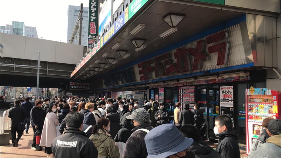 ポケモンカード目当てに大行列！開店前の家電量販店に約600人、すでに
