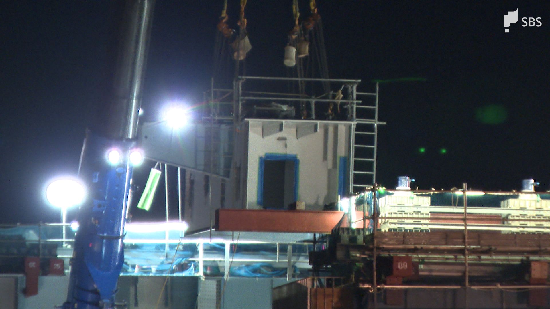 クレーン使って吊り上げられている」橋桁設置工事、1年ぶり再開 8人